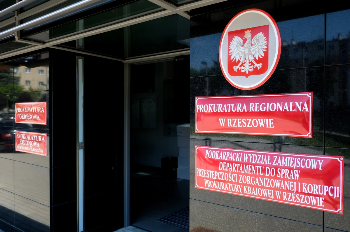 Ze względu na charakter i okoliczności czynu, śledztwo ws. 49-letniego Sławomira D. podejrzanego o zabójstwo w związku z gwałtem 84-letniej sąsiadki z Hyżnego w pow. rzeszowskim przejęła, do dalszego prowadzenia, Prokuratura Okręgowa w Rzeszowie