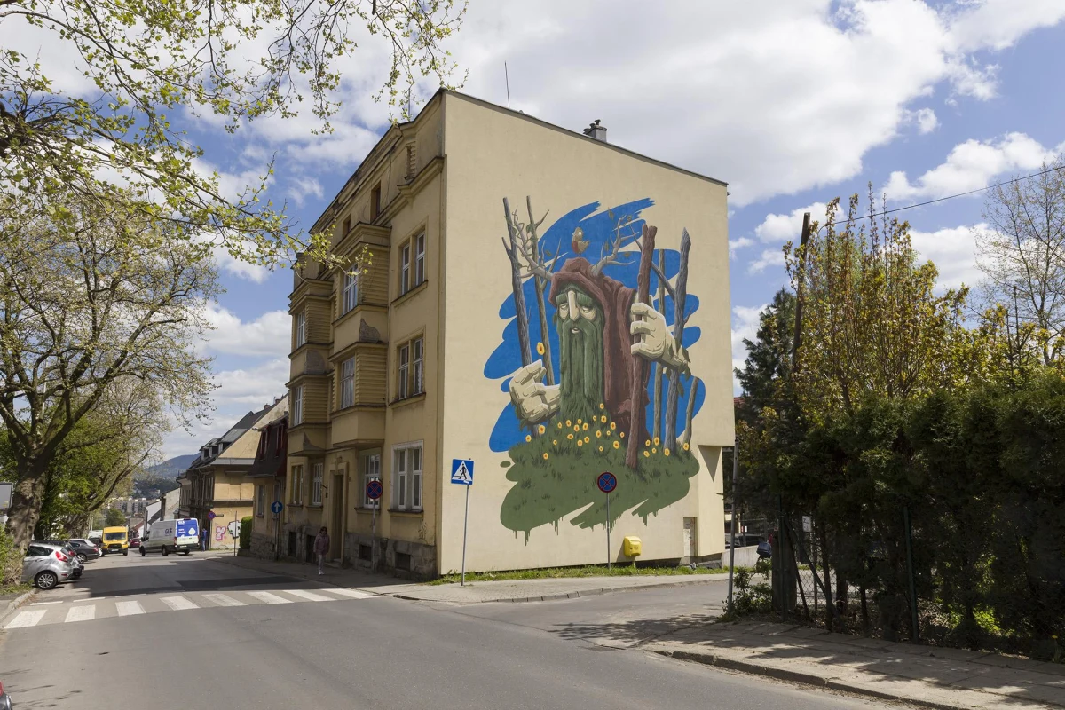 Wielkoformatowe dzieło, o ekologicznym przesłaniu i odwołujące się do dawnych wierzeń Słowian, wykonał na ścianie jednej z kamienic w Bielsku-Białej streetartowiec Marcin „Malik” Malicki. Na muralu widnieje mityczna postać Borowego, opiekuńczego ducha lasu.