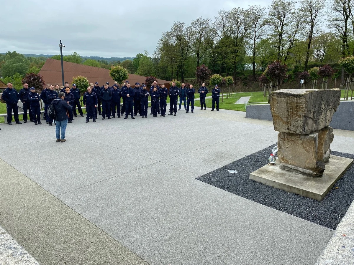 Dzielnicowi pełniący służbę w komendach policji na Podkarpaciu wzięli udział w seminarium szkoleniowym nt. zagrożeń jakie niosą nienawiść, dyskryminacja, wykluczenie. Spotkanie odbyło się w Muzeum Polaków Ratujących Żydów podczas II Wojny Światowej im. Rodziny Ulmów w Markowej.