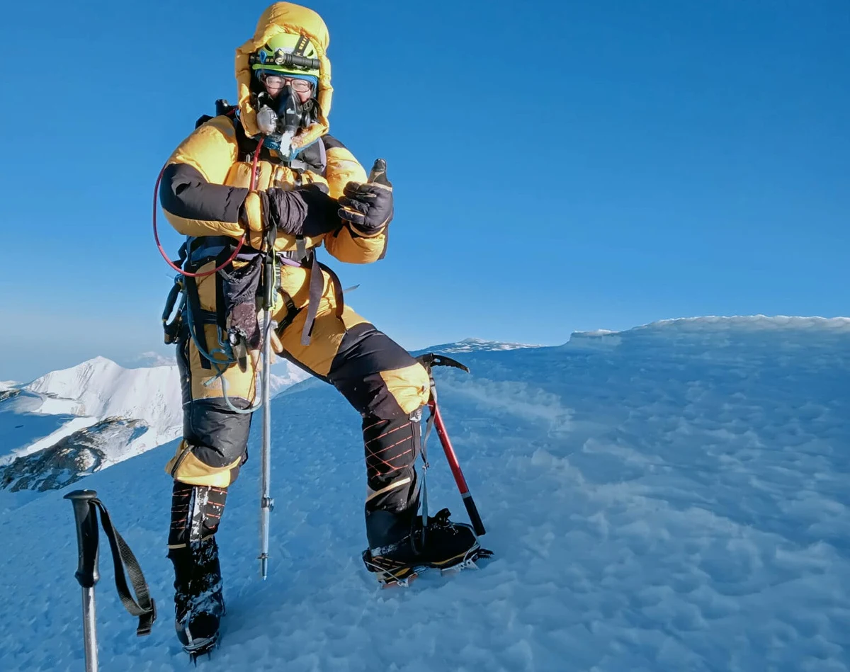18 maja 2023 roku, o godz. 6:00 rano, po ciężkiej akcji górskiej polska himalaistka Dorota Rasińska-Samoćko wraz z pięcioosobowym zespołem wreszcie stanęła na szczycie Dhaulagiri. To dziesiąty z kolei szczyt zdobyty w ramach realizowanego projektu "Podwójna Korona", próby zdobycia Korony Himalajów i Karakorum oraz Korony Ziemi - 14 najwyższych ośmiotysięczników oraz 9 najwyższych szczytów wszystkich siedmiu kontynentów.