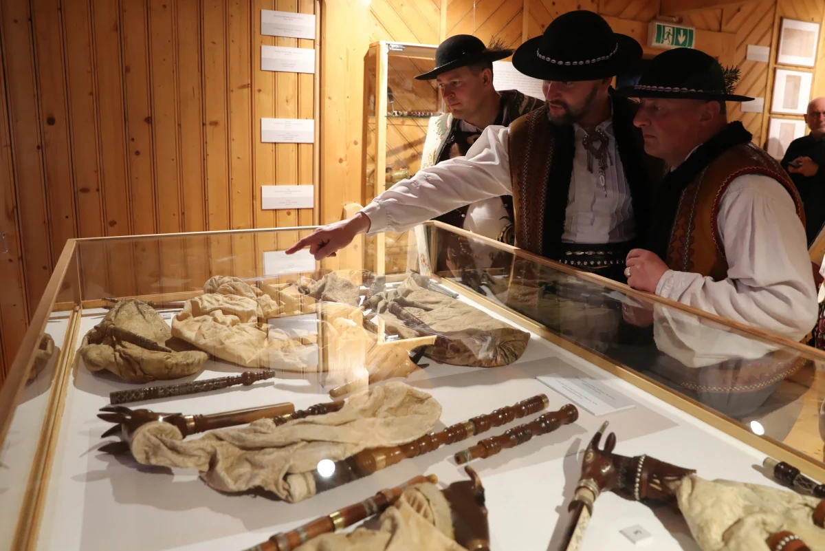 Otwarcie wystawy "Kształtowanie dźwięku. Tomasz Skupień i dudy" zainaugurowało zakopiańską Noc Muzeów. Kolekcję historycznych dud podhalańskich oraz instrumentów zbudowanych przez współczesnych wytwórców, można od soboty podziwiać w Muzeum Tatrzańskim.