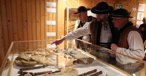 Otwarcie wystawy "Kształtowanie dźwięku. Tomasz Skupień i dudy" zainaugurowało zakopiańską Noc Muzeów. Kolekcję historycznych dud podhalańskich oraz instrumentów zbudowanych przez współczesnych wytwórców, można od soboty podziwiać w Muzeum Tatrzańskim.