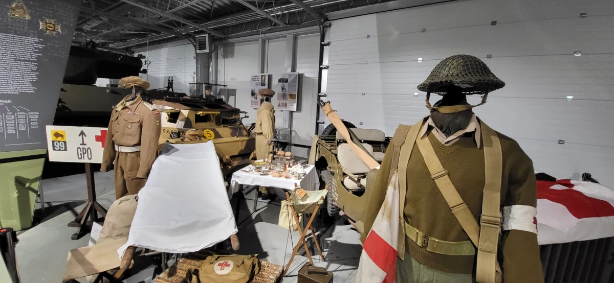 Nową wyjątkową wystawę proponuje zwiedzającym Muzeum Broni Pancernej w Poznaniu. Przygotowano ją specjalnie z okazji 80. rocznicy utworzenia drugiego polskiego korpusu oraz 79. rocznicy bitwy o Monte Cassino. Wystawa nosi nazwę "Czerwone maki" i możemy na niej zobaczyć sprzęt, umundurowanie oraz wiele pamiątek z czasu walk o klasztor.