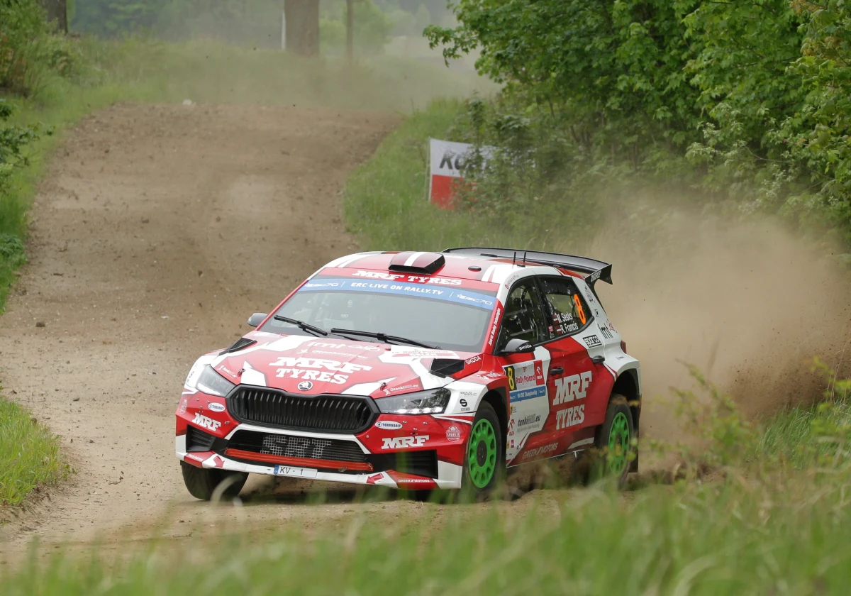 Łotysz Martis Sesks był najszybszy podczas siedmiu sobotnich odcinków specjalnych 79. Rajdu Polski. Przed południem zajmował drugą lokatę, ale w drugiej części rajdowego dnia awansował na pierwsze miejsce wygrywając trzy OS-y. Mikołaj Marczyk i Szymon Gospodarczyk zajmują trzecie miejsce.