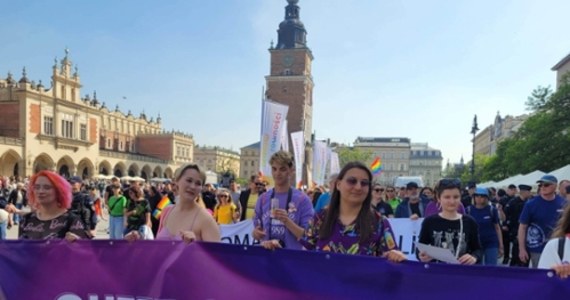 Marsz Równości po raz trzeci przeszedł ulicami Krakowa. Według informacji organizatorów aż 12 tysięcy ludzi chciało w stolicy Małopolski zademonstrować swój sprzeciw dla wykluczenia i dyskryminacji. 