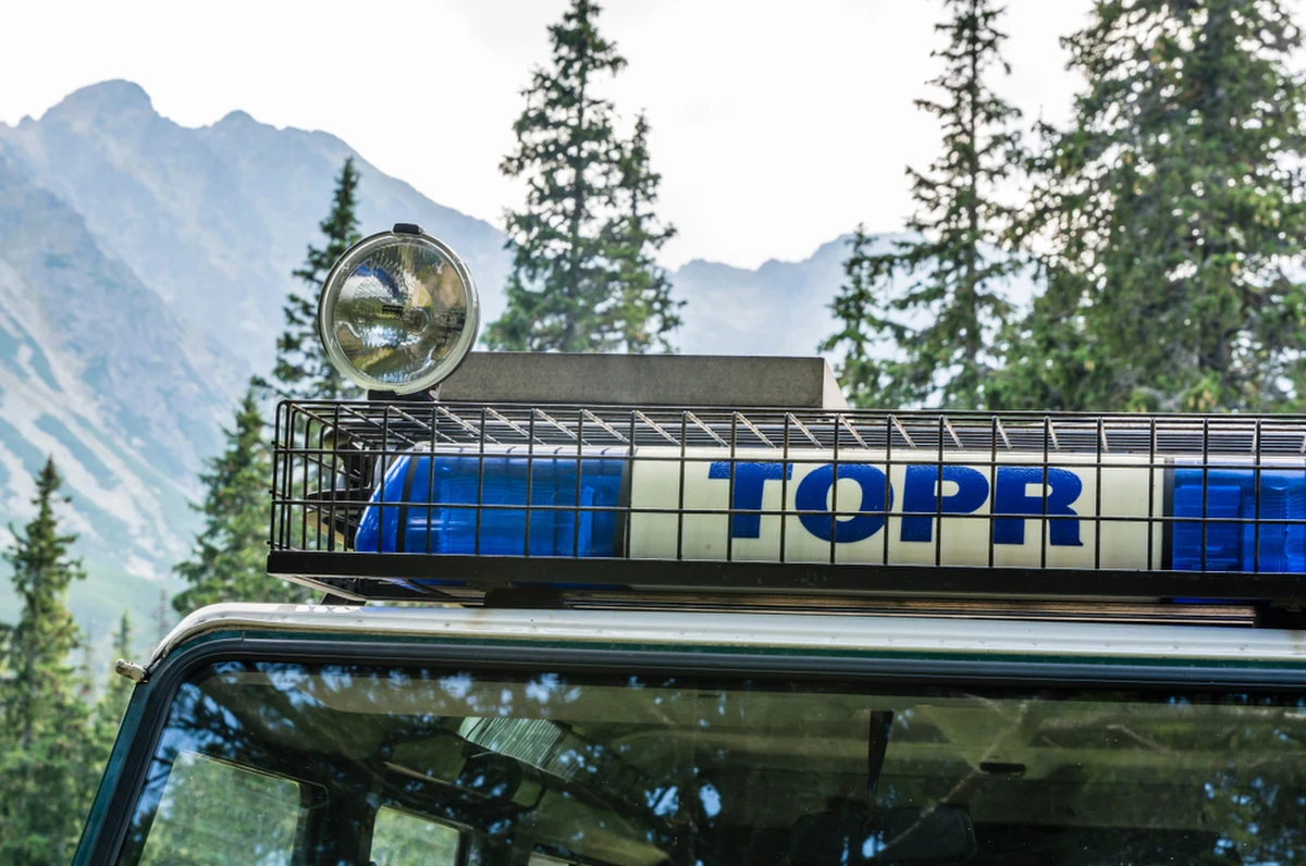 Podczas spływu rzeką Białką w Bukowinie Tatrzańskiej kajakarz wpadł do wody. Na pomoc ruszyli natychmiast inni uczestnicy spływu. Reanimacja uratowała kajakarzowi życie.