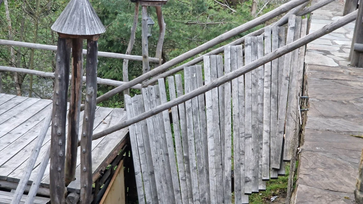 Zawaliły się zewnętrzne schody karczmy koło Mosornego Gronia w Zawoi w Małopolsce, prowadzące do pobliskiego potoku. Ucierpiało osiem osób. Ich obrażenia nie zagrażają życiu. 