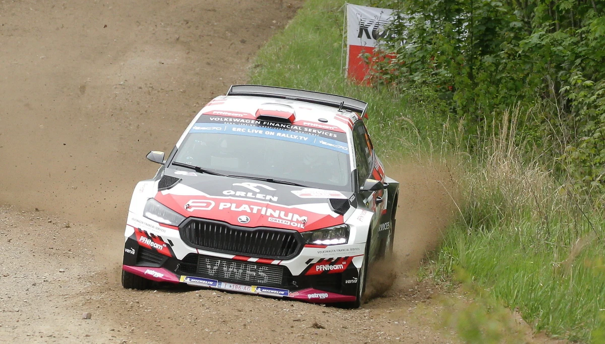 Liderem 79. Rajdu Polski po sobotnich zmaganiach jest Łotysz Martis Sesks, który wczoraj po południu wygrał trzy odcinki specjalne i zepchnął z pierwszego miejsca Nowozelandczyka Haydena Paddona. Za tą dwójką, już z nieco większą stratą, plasuje się załoga Mikołaj Marczyk i Szymon Gospodarczyk. Dziś trzeci, ostatni dzień zmagań na warmińskich i mazurskich szutrach.