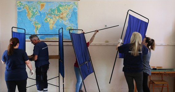 O godz. 7.00 czasu lokalnego (6.00 w Polsce) rozpoczęły się wybory parlamentarne w Grecji. Partie polityczne walczą o obsadzenie 300 miejsc w izbie ustawodawczej. Według ostatnich sondaży w wyścigu prowadzi Nowa Demokracja premiera Kiriakosa Mitsotakisa.  