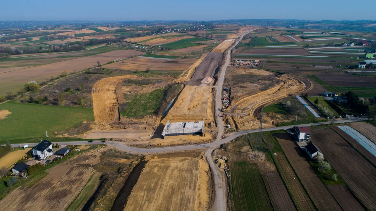 W poniedziałek (22 maja) wprowadzone zostaną zmiany w organizacji ruchu związane z budową drogi ekspresowej S7 Widoma – Kraków Nowa Huta. O szczegółach zmian poinformowała GDDKiA. 