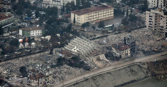W lutym w południowej Turcji doszło do potężnego trzęsienia ziemi o magnitudzie 7,8, w wyniku którego zginęło ponad 50 tys. osób. Od razu pojawiły się obawy, że do podobnego kataklizmu może dojść w innej części kraju, np. w Stambule. "Biorąc pod uwagę jakość konstrukcji i zagęszczenie populacji, najbardziej zagrożone w Stambule są historyczne okolice wokół Złotego Rogu i błyskawicznie rozwijające się w ostatnich latach dzielnice na zachód od niego" - powiedziała Polskiej Agencji Prasowej dr Deniz Ay. Badaczka nie ma dobrych wieści - gdyby wystąpiło tam podobne trzęsienie ziemi do tego z lutego, możemy być pewni wysokiego poziomu zniszczeń.