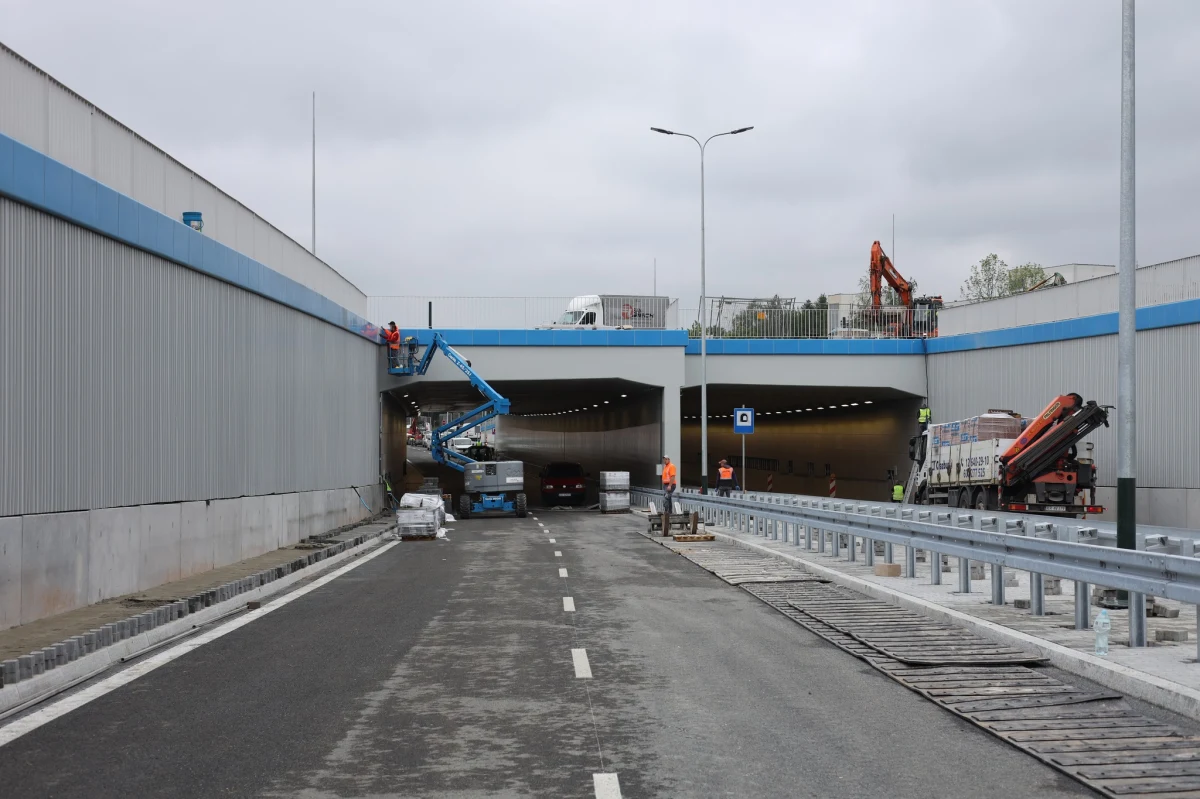 Dobra informacja dla kierowców z północy Krakowa. W poniedziałek, 22 maja od godzin wieczornych ruch w ciągu ul. Opolskiej będzie się już odbywał w tunelu w obu kierunkach.