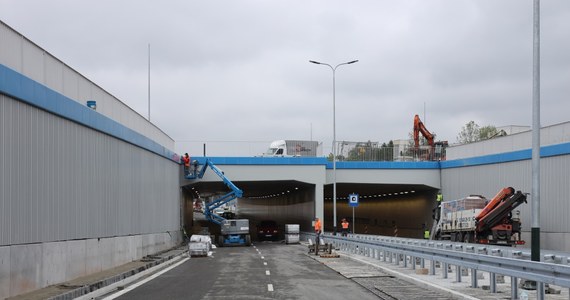 Dobra informacja dla kierowców z północy Krakowa. W poniedziałek, 22 maja od godzin wieczornych ruch w ciągu ul. Opolskiej będzie się już odbywał w tunelu w obu kierunkach.