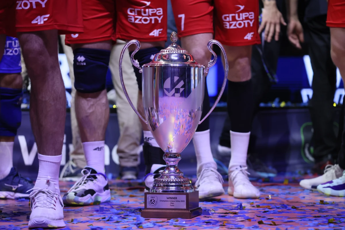 "Trzeci raz z rzędu polski klub wygrywa Ligę Mistrzów. To też jest nowa historia, w finale grają dwie polskie drużyny. (...) Zdaję sobie sprawę z tego, że liga włoska jest na poziomie, który jest trudny do osiągnięcia, ale to my wygrywamy od trzech lat Ligę Mistrzów" - powiedział Ireneusz Mazur były siatkarz i trener reprezentacji Polski, obecnie ekspert i komentator siatkówki w Polsat Sport. W Radiu RMF24 ekspert skomentował mecz finału Ligi Mistrzów w Turynie, gdzie Grupa Azoty ZAKSA Kędzierzyn-Koźle wgrała z Jastrzębskim Węglem 3:2. 