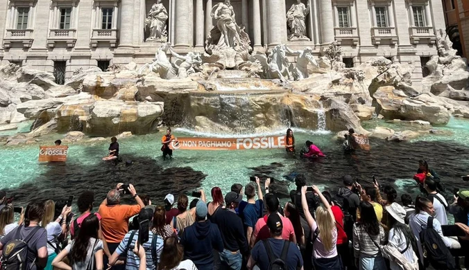 Włochy: Czarna woda w fontannie di Trevi. To akcja aktywistów