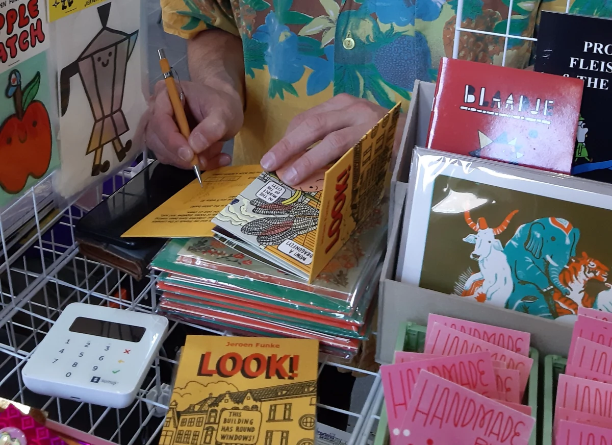 W Gandawie odbył się festiwal zinów - niezależnych publikacji, które stają się w Europie coraz bardziej popularne, zwłaszcza w nieco alternatywnych środowiskach artystycznych. W najbliższą sobotę święto przenosi się do Krakowa, gdzie w pomieszczeniach Poczty Głównej będzie można spotkać polskich autorów tych publikacji. Zin to własnoręcznie stworzona graficzna książka, książeczka, plakat czy ulotka. 