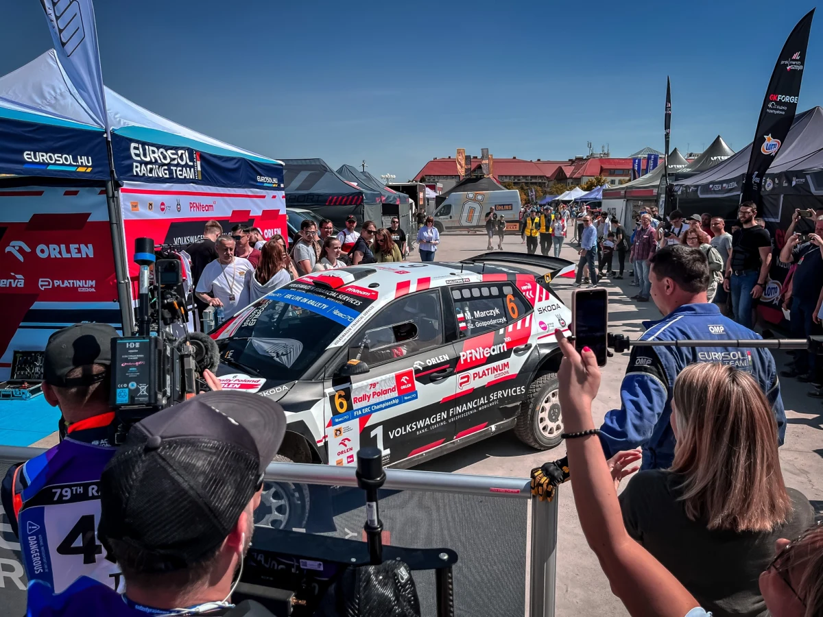 Sport bez odpowiedniej oprawy medialnej traciłby wiele ze swojej widowiskowości. To dzięki fotografom rajdowym otrzymujemy pełne dynamiki zdjęcia, które pozwalają nam przenieść się na trasę zawodów. Jak wygląda praca fotografów w trakcie Rajdu Polski? Jakie wyzwania stają przed specjalistami, którzy zajmują się trudną sztuką uchwycenia każdego detalu takich zawodów? Na te i inne pytania odpowiadają profesjonaliści - Kaja Wróblewska i Maciej Niechwiadowicz w rozmowie z reporterem RMF FM Patrykiem Serwańskim.