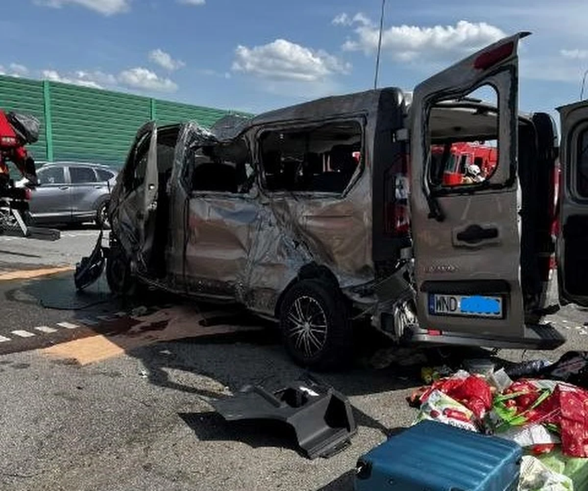 Na autostradzie A1 zderzyły się 2 samochody osobowe i bus. Dwie osoby zginęły a pięć kolejnych zostało rannych. Lekarze walczą o życie dwóch osób. Kierowca busa był pod wpływem alkoholu. 