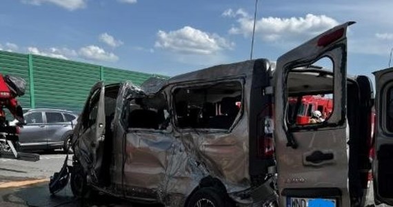 Na autostradzie A1 zderzyły się 2 samochody osobowe i bus. Dwie osoby zginęły a pięć kolejnych zostało rannych. Lekarze walczą o życie dwóch osób. Kierowca busa był pod wpływem alkoholu. 