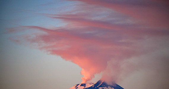 Eksperci z Włoskiego Instytutu Nauk o Ziemi i Wulkanologii obserwują zwiększoną aktywność wulkanu Etna na Sycylii. Wybuchy w kraterze powodują emitowanie chmury pyłu. Lotnisko w Katanii zostało zamknięte do poniedziałku rano. Ostateczna decyzja o przywróceniu lotów zapadnie jednak w momencie zakończenia erupcji.
