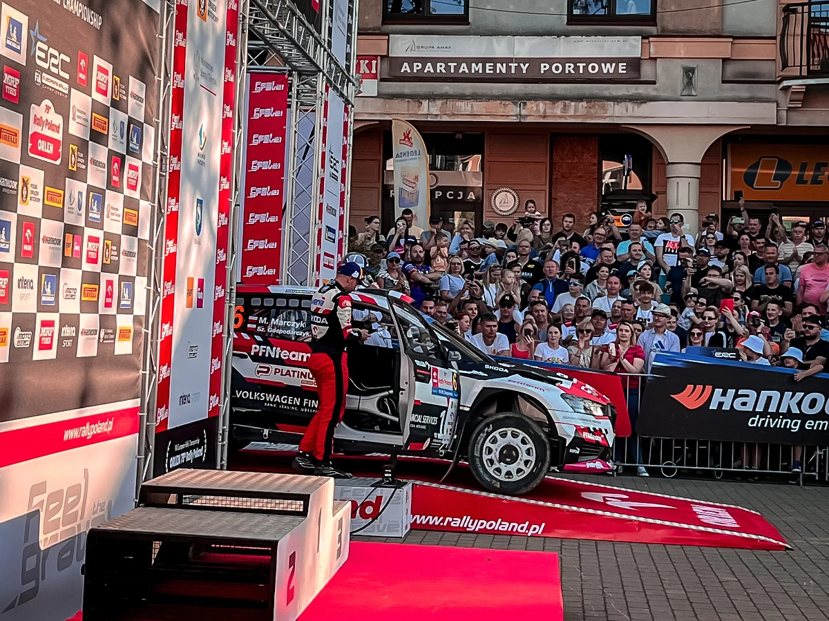 Łotysze Martins Sesks i Renars Francis wygrali 79. Rajd Polski. W trakcie całego weekendu zaprezentowali naprawdę dobre tempo i odnieśli najwięcej OS-owych zwycięstw. Drugie miejsce zajęła nowozelandzka załoga Haydon Paddon/John Kennard. Podium uzupełnili zeszłoroczni zwycięzcy Mikołaj Marczyk i Szymon Gospodarczyk. 