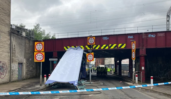 Szkocja: Piętrowy autobus uderzył w most kolejowy. Są ranni
