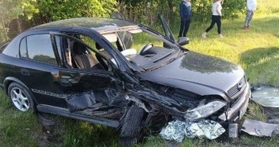 Pięć osób, w tym troje dzieci, trafiło do szpitali po wypadku, do którego doszło wieczorem na drodze krajowej 79 Świniarach w Świętokrzyskiem. Zderzyły się tam dwa samochody osobowe. 