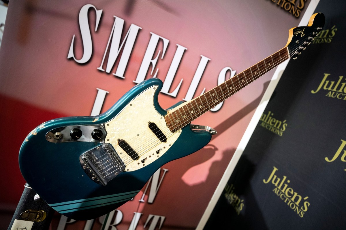 Rozbitą gitarę frontmana Nirvany Kurta Cobaina sprzedano na sobotniej aukcji w Hard Rock Cafe w Nowym Jorku za zawrotną kwotę blisko 600 tys. dolarów. Zadziałała legenda genialnego rockmana i anonimowy nabywca zapłacił dziesięciokrotnie więcej niż oczekiwano na początku.