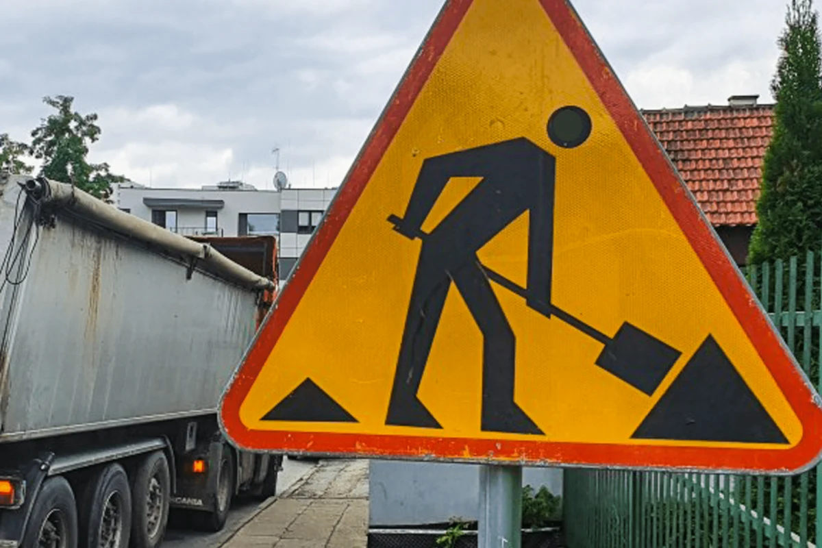 Rozpoczyna się rozbudowa fragmentu ulicy Agatowej. Zostanie ona wyremontowana na blisko 500-metrowym odcinku – od rejonu przystanków autobusowych „Agatowa” w kierunku budynku nr 18. To oznacza, że od czwartku, 25 maja, swoje trasy zmienią linie autobusowe nr 125, 163 i 425. Zostanie uruchomiona linia zastępcza nr 725.