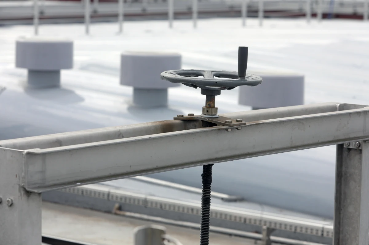 Od piątku ponad 6 tysięcy osób z gminy Głogówek (woj. Opolskie) nie może korzystać z wody z kranu. Wszystko z powodu wykrycia w wodociągu bakterii coli. Część przedszkoli i szkół na terenie gminy będzie funkcjonować przy zaostrzonych środkach ostrożności i higieny, a lokalne władze zdecydowały o zamknięciu żłobka.