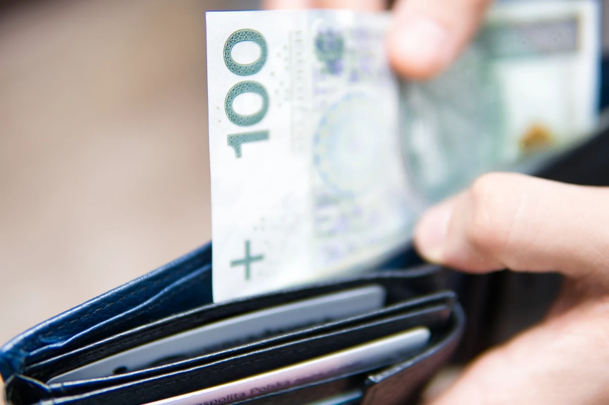 Przeciętne miesięczne wynagrodzenie w kwietniu 2023 roku, w porównaniu do tego samego okresu rok temu, wzrosło o 12,1 proc. Jest to jednak zdecydowanie poniżej inflacji, przez co realne wynagrodzenie spadło.