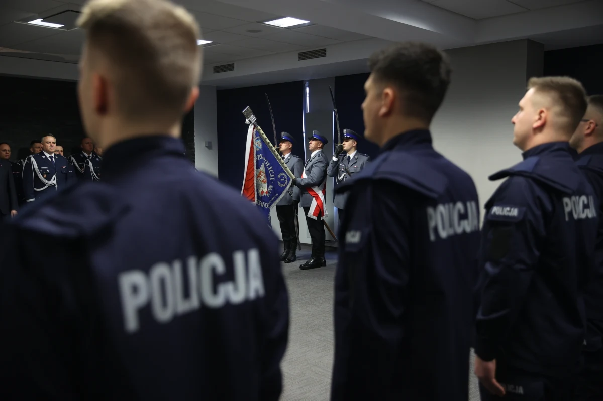 Średnio 21,5 tysiąca złotych brutto miesięcznie zarabiali w zeszłym roku komendanci wojewódzcy polskiej policji. Uposażenia szefów komend wojewódzkich wzrosły przeciętnie o półtora tysiąca złotych miesięcznie. Są jednak też prawdziwi rekordziści.