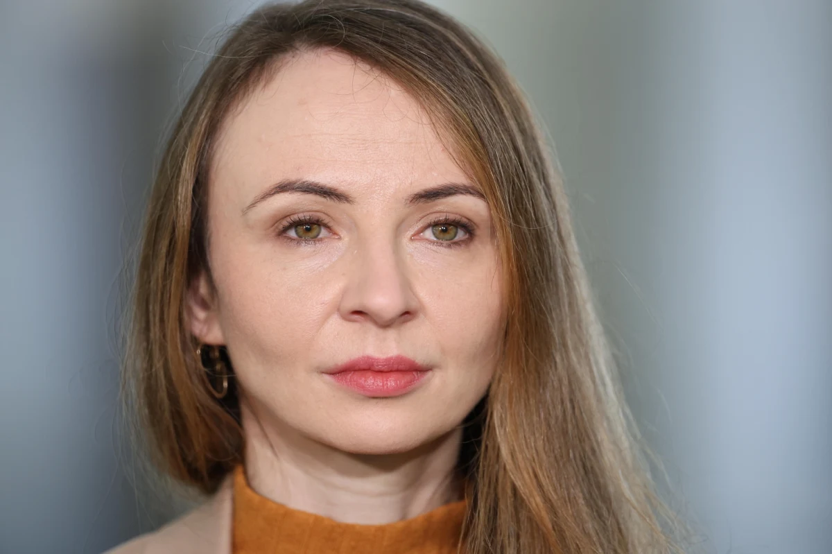 „Sztandarowym hasłem, z którym od wielu miesięcy jeździmy po Polsce, jest hasło ‘Bezpieczna rodzina’. Chcemy, żeby każda rodzina w Polsce czuła się bezpiecznie, nie tylko rodzina Morawieckiego, nie tylko rodzina Czarnka. Pod tym hasłem kryją się konkretne postulaty, złożone jako projekty ustaw w Sejmie” – mówiła Agnieszka Dziemianowicz-Bąk, posłanka Lewicy w Rozmowie w południe w RMF FM pytana o wyborcze obietnice Lewicy.