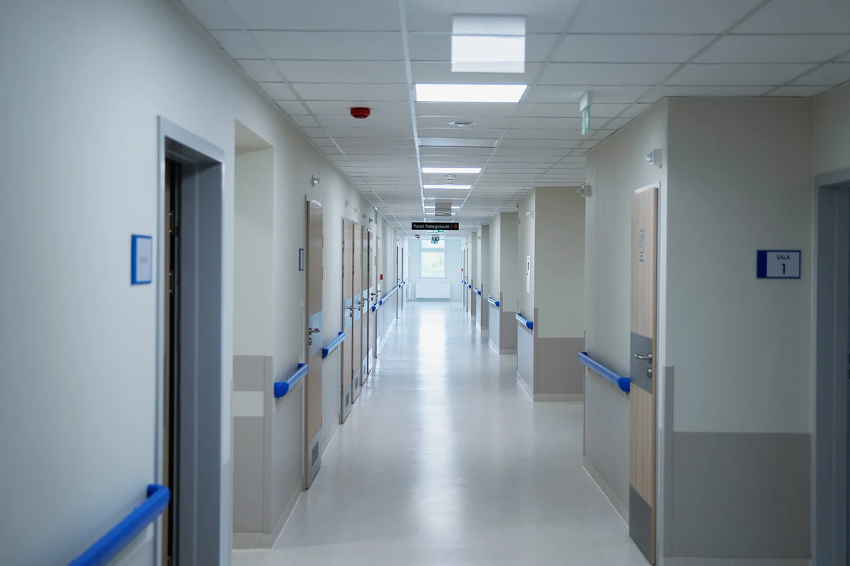 Większy komfort dla pacjentów, zwłaszcza tych z niepełnosprawnościami i lepsze warunki pracy dla personelu. W Szpitalu Wojewódzkim w Sieradzu w Łódzkiem, właśnie zakończył się remont oddziału reumatologicznego.