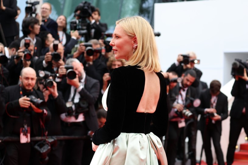 Od kilku dni trwa Międzynarodowy Festiwal Filmowy w Cannes. Podczas towarzyszącej mu imprezy zorganizowanej przez "Variety" i Hollywoodzkie Stowarzyszenie Prasy Zagranicznej, Cate Blanchett zdobyła się na gest solidarności z obywatelkami Iranu, które protestują przeciwko brutalności tamtejszego reżimu. "Tym należy dźgnąć każdego, kto stanie na drodze prawom kobiet" - powiedziała ze sceny gwiazda, wręczając irańskiej aktorce Zar Amir Ebrahimi statuetkę Breakthrough Award.