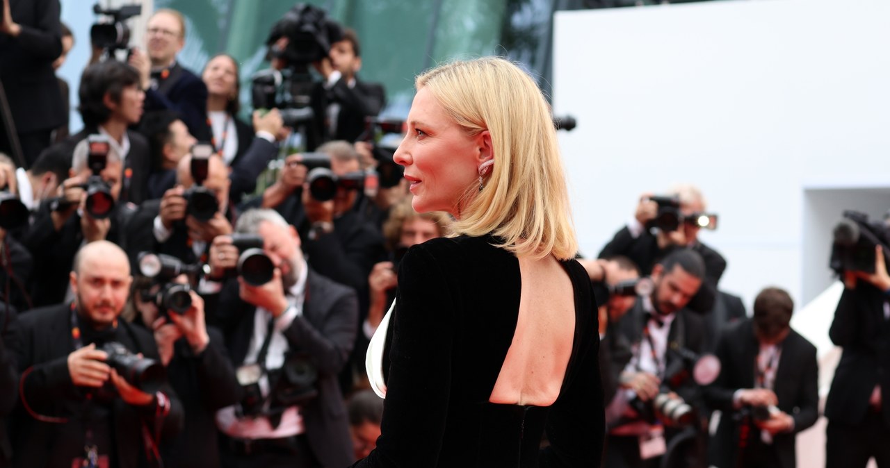 Od kilku dni trwa Międzynarodowy Festiwal Filmowy w Cannes. Podczas towarzyszącej mu imprezy zorganizowanej przez "Variety" i Hollywoodzkie Stowarzyszenie Prasy Zagranicznej, Cate Blanchett zdobyła się na gest solidarności z obywatelkami Iranu, które protestują przeciwko brutalności tamtejszego reżimu. "Tym należy dźgnąć każdego, kto stanie na drodze prawom kobiet" - powiedziała ze sceny gwiazda, wręczając irańskiej aktorce Zar Amir Ebrahimi statuetkę Breakthrough Award.