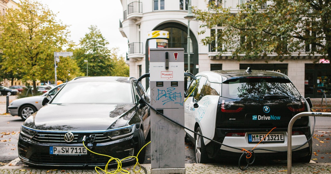 Przez ceny paliw Niemcy rezygnują z aut spalinowych i wybierają elektryczne