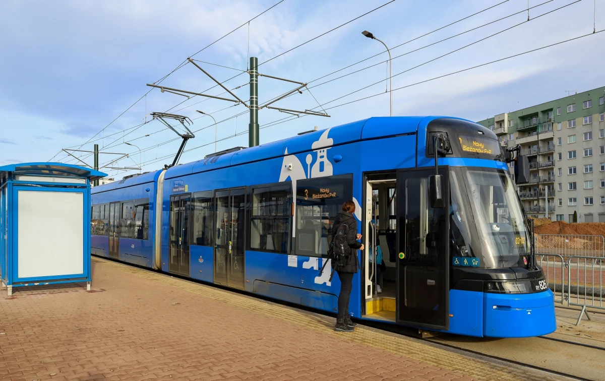 Najwcześniej we wrześniu uruchomiona zostanie linia tramwajowa do Górki Narodowej. Inwestycja miała być gotowa już w grudniu 2022 roku. Jest opóźniona o co najmniej dziewięć miesięcy i droższa o ok. 200 mln zł. Wpływ na to miała pandemia, wybuch wojny na Ukrainie i wzrost ceny stali konstrukcyjnej.

