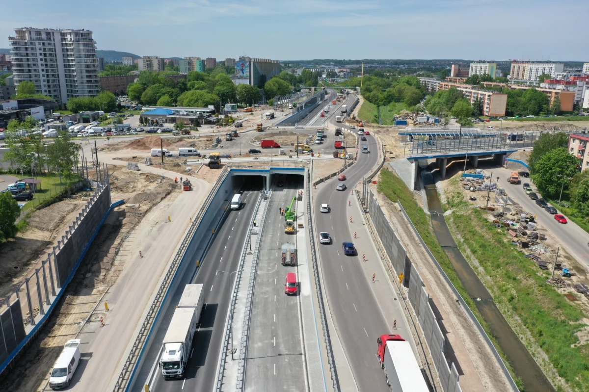 Od dzisiaj łatwiej podróżuje się kierowcom na północy Krakowa. O godz. 20:00 otwarta została druga nitka tunelu wzdłuż ulicy Opolskiej - jednej z głównych i często korkujących się arterii miasta.