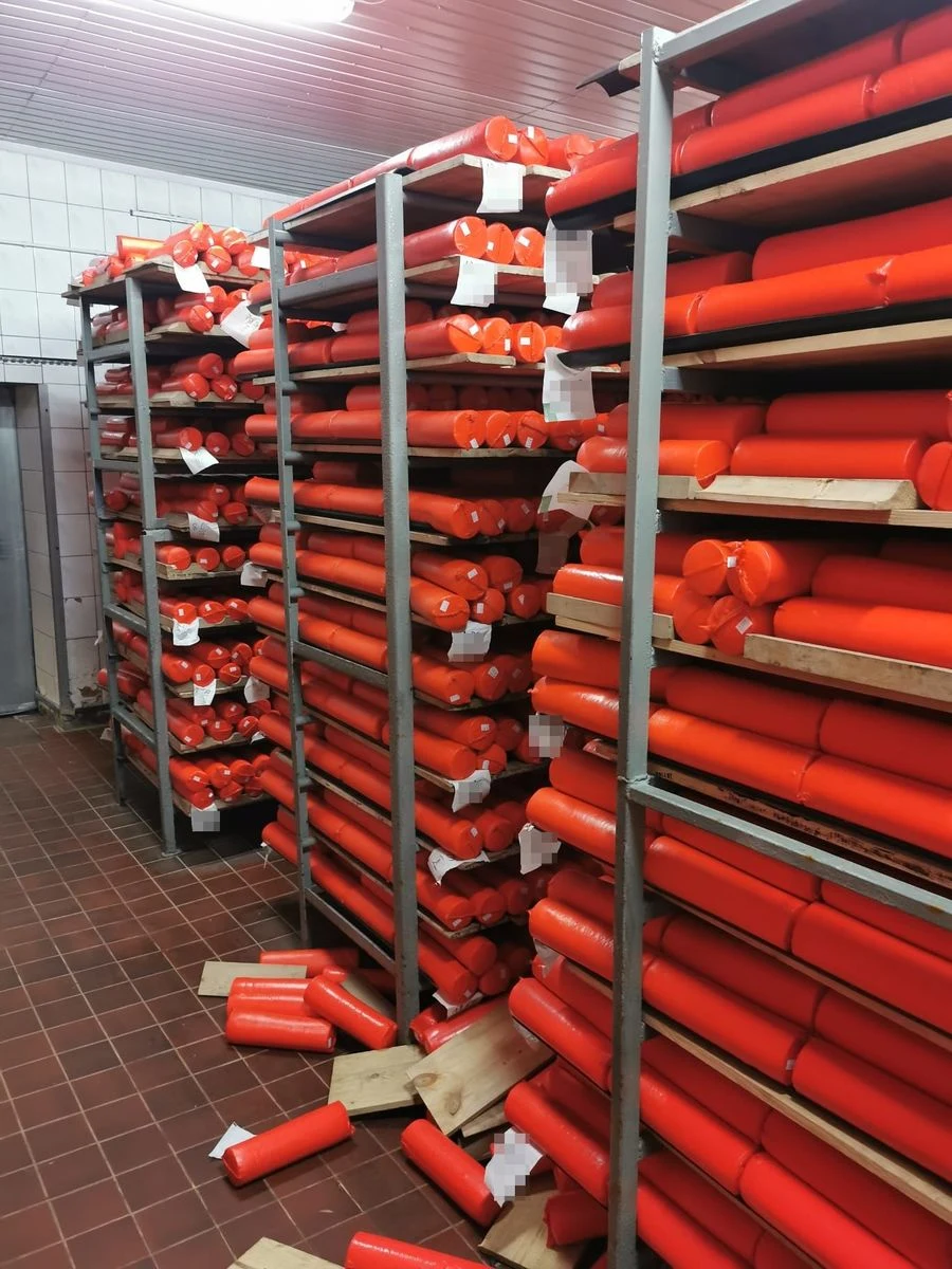 48-letnia kobieta zginęła podczas pracy w mleczarni w Tomaszowie Lubelskim (Lubelskie). Z ustaleń wynika, że została przygniecenia przez półki z serami. Śledczy i inspekcja pracy wyjaśniają okoliczności tragedii.
