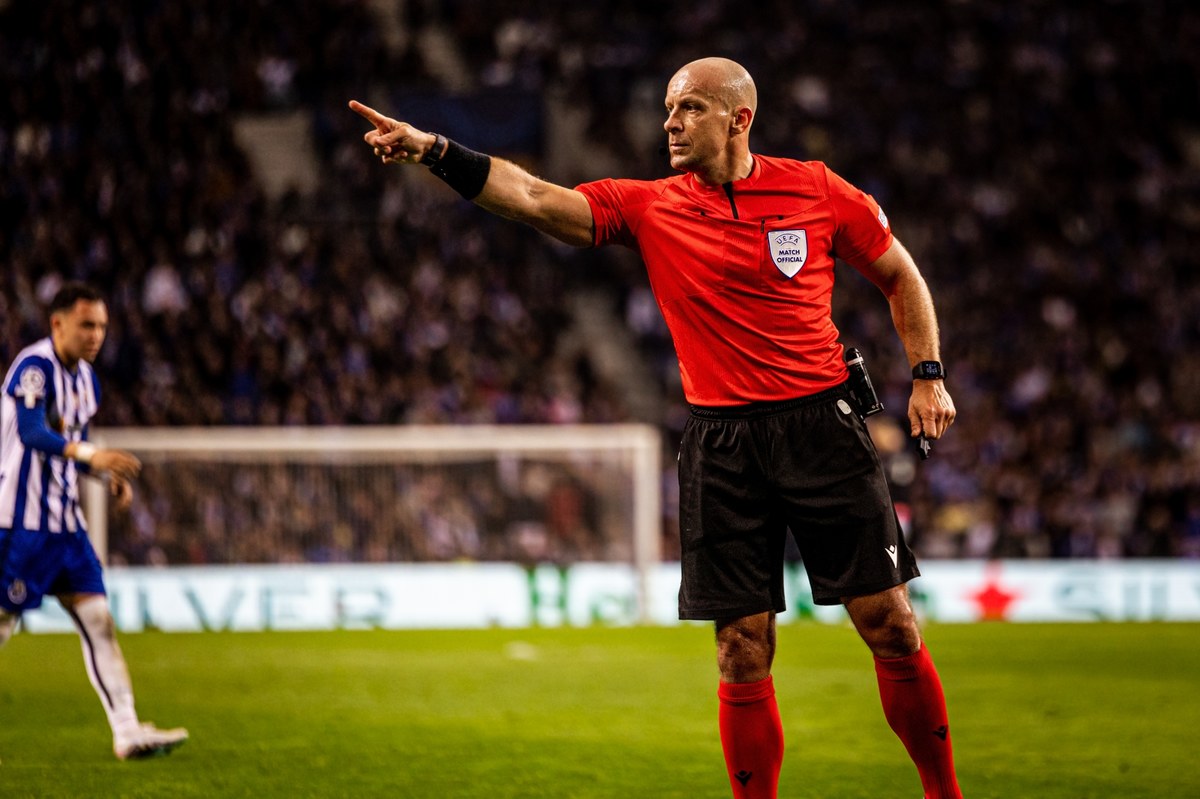 Szymon Marciniak znów doceniony! Polski sędzia, który w grudniu prowadził finał mundialu, w czerwcu poprowadzi mecz finałowy piłkarskiej Ligi Mistrzów, w którym zmierzą się Manchester City i Inter Mediolan.