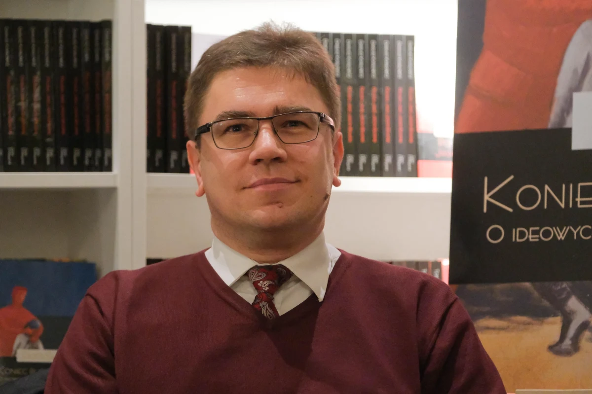 „Ukraina, w mojej ocenie, powinna uznać odpowiedzialność UPA za mordy, zapewnić możliwość ekshumacji – i z tego, co wiem, ma być to zrobione. Upamiętnienie, groby, krzyże na miejscach dawnych polskich wiosek to jest to, do czego ja bym wzywał Ukrainę, a nie do brania odpowiedzialności za działania sprzed 80 lat” – mówił w internetowym Radiu RMF24 dr Łukasz Adamski, wicedyrektor Centrum Dialogu im. Juliusza Mieroszewskiego. 