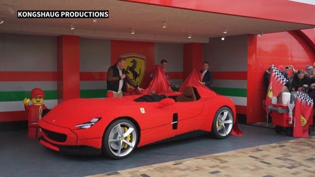Składa się z około 380 tysięcy klocków, a zespół ludzi potrzebował roku, żeby go zbudować. Niezwykły model samochodu Ferrari stworzony z klocków Lego stał się atrakcją parku rozrywki Lego w Danii. Stworzony model to jednomiejscowe Ferrari Monza, a przy jego powstaniu pomagali inżynierowie z firmy z Maranello. 