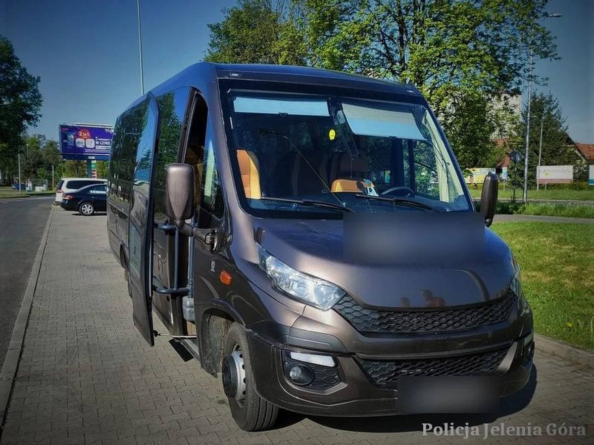 Policjanci z jeleniogórskiej drogówki uniemożliwili dalszą jazdę kierowcy, który miał wyruszyć z uczniami jednej z lokalnych szkół podstawowych na wycieczkę. 42-latek kierował busem w stanie po użyciu alkoholu, a badanie wykazało u niego ponad 0,2 promila w organizmie.