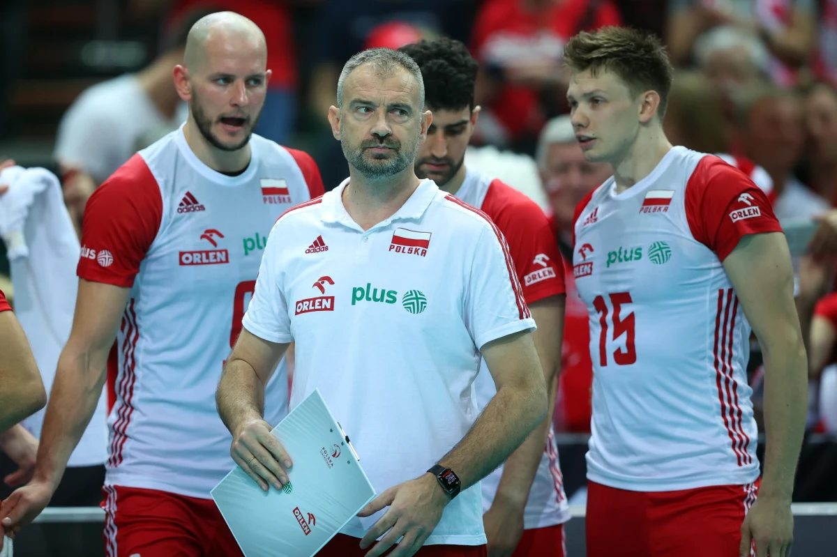 Podczas meczu nie widać go na pierwszym planie. Efekty jego pracy widzą czasem dziennikarze, którzy zapoznają się ze statystykami w przerwach setów. Z przygotowanych przez niego danych korzystają trenerzy i siatkarze. To on wskazuje najgroźniejszego zawodnika drużyny przeciwnej. To on pokazuje zawodnikom, jaki sposób gry będzie najbardziej efektywny. Chodzi o statystyka siatkarskiej reprezentacji Polski. W ekipie Nikoli Grbicia tę odpowiedzialną rolę pełni Kamil Nalepka. O kulisty pracy pytał go nasz dziennikarz Paweł Pawłowski.