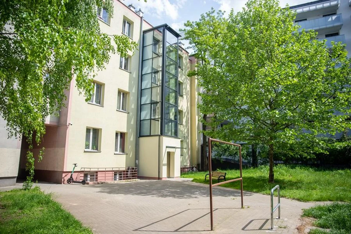 W ramach warszawskiego programu budowy wind w ciągu czterech lat wybudowano 20 wind, a 22 kolejne są na liście. Program ma ułatwić funkcjonowanie osobom niepełnosprawnym, seniorom, a także rodzicom mieszkającym na wysokich piętrach w budynkach bez wind.