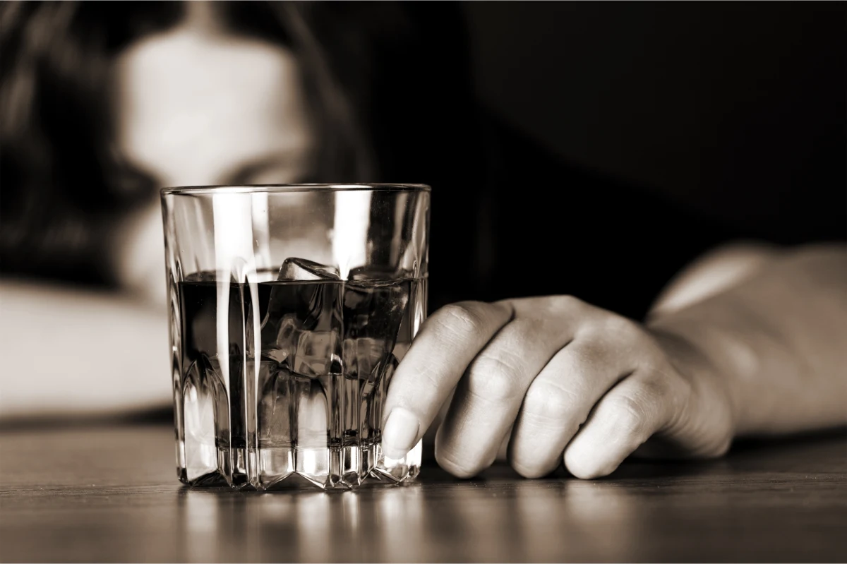 Pijana 32-letnia kielczanka więziła w tapczanie swoją 7-letnią córkę. Kobieta usłyszała zarzut narażenia dziecka na niebezpieczeństwo. 