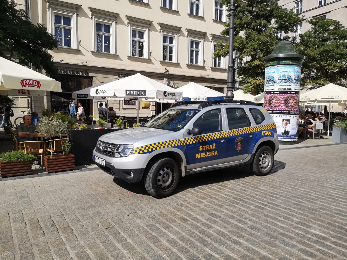 Utworzenia wydziału internetowych zgłoszeń w straży miejskiej proponują aktywiści i przewodniczący Rady Miasta Krakowa. Ich zdaniem pomoże to mieszkańcom szybciej rozwiązywać sprawy, a równocześnie ułatwi pracę strażnikom.