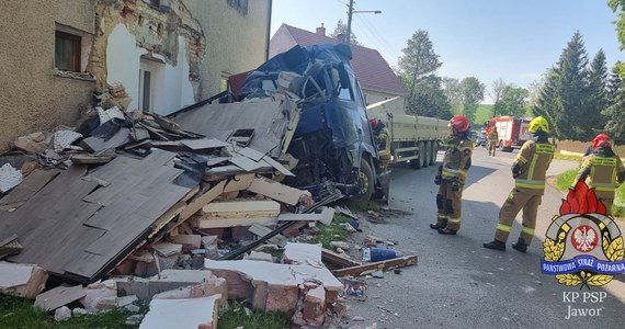 Do zderzenia ciężarówki z samochodem osobowym doszło dziś w Mściwojowie w powiecie jaworskim na Dolnym Śląsku. Ciężarówka wjechała po tym w ganek jednego z domów, doszczętnie go niszcząc. Jedna osoba została poszkodowana.