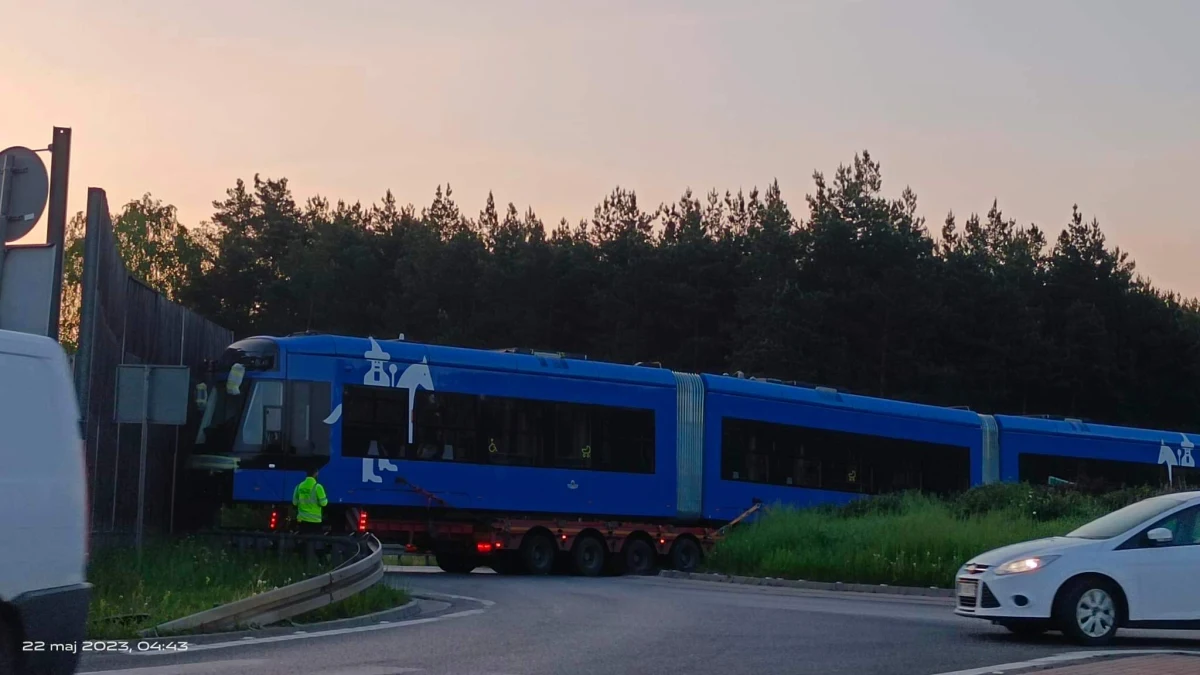 Rondo w Cedzynie w województwie świętokrzyskim jest pechowe dla... krakowskich tramwajów. Po raz drugi w ciągu zaledwie trzech dni utknął tam pojazd transportujący tramwaj, co doprowadziło do zablokowania ruchu.